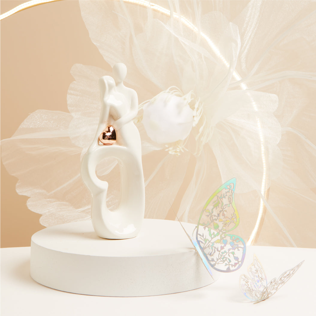 Bomboniera Claraluna Coppia di Sposi Abbracciati con Cuore Traforato - 25201