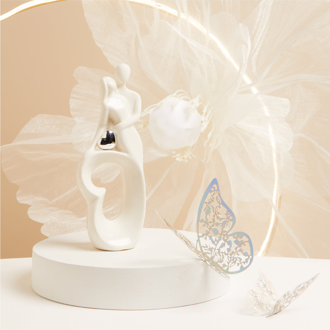 Bomboniera Claraluna Coppia di Sposi Abbracciati con Cuore Traforato - 25201