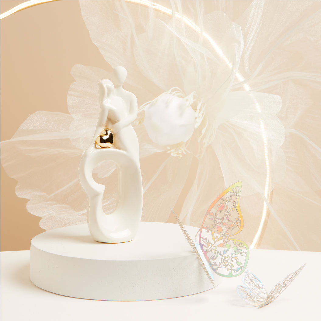 Bomboniera Claraluna Coppia di Sposi Abbracciati con Cuore Traforato - 25201